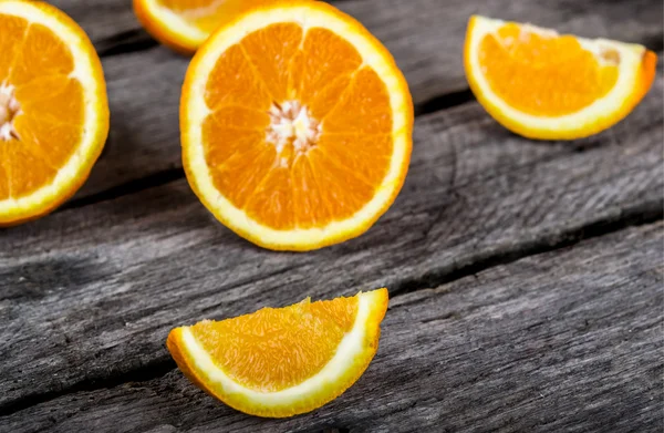 Verse en rijpe oranje vruchten op een houten tafel — Stockfoto