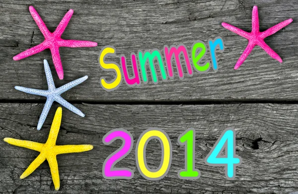 Sommer 2014 Hintergrund mit Seesternen-Rahmen auf altem Holz — Stockfoto