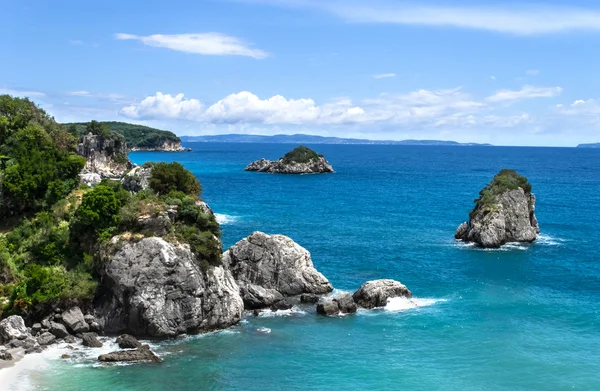 Onde che si infrangono sulla formazione rocciosa paesaggio marino greco — Foto Stock