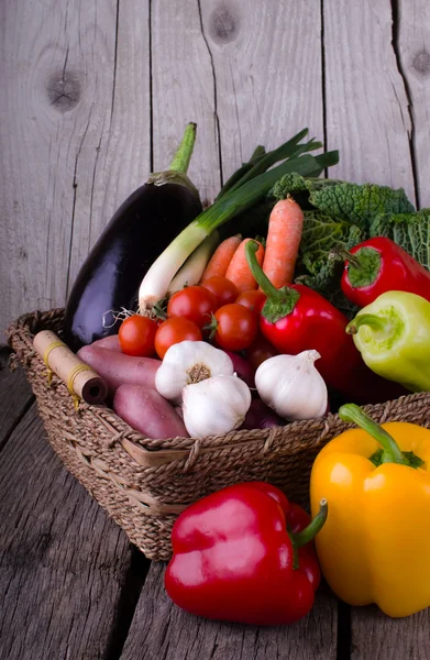 Fresh Organic Vegetable on wood — Stock Photo, Image