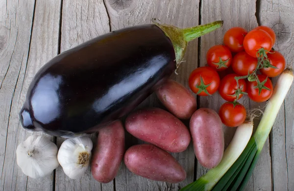 Verduras ecológicas frescas sobre madera —  Fotos de Stock