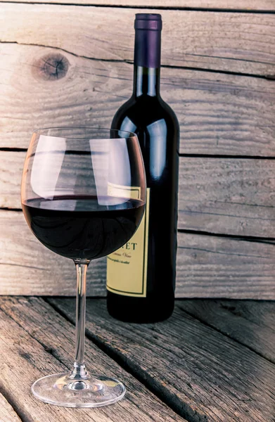 Garrafa de vinho em uma mesa de madeira — Fotografia de Stock