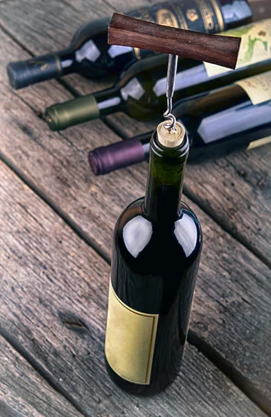 Garrafa de vinho em uma mesa de madeira — Fotografia de Stock