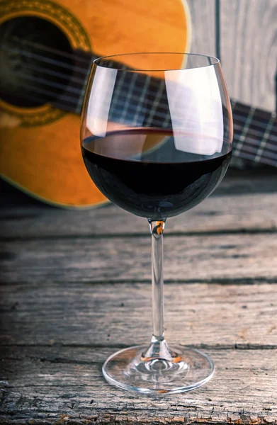 Guitarra y Vino en una mesa de madera —  Fotos de Stock