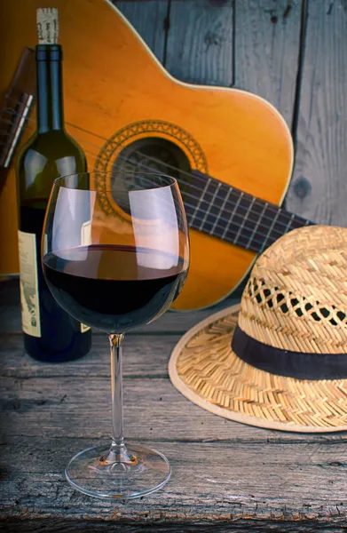 gitar ve şarap bir ahşap tablo