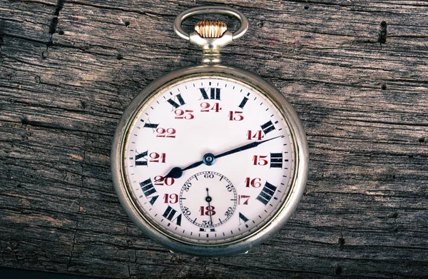 Vintage reloj de bolsillo en madera vieja — Foto de Stock