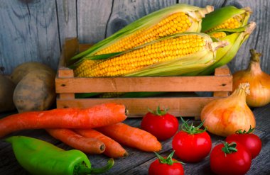 ahşap masa üstünde organik sebze