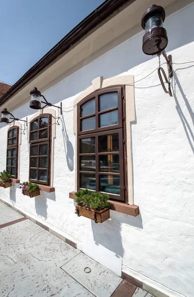 Greek restaurant doorway street view — Stock Photo, Image