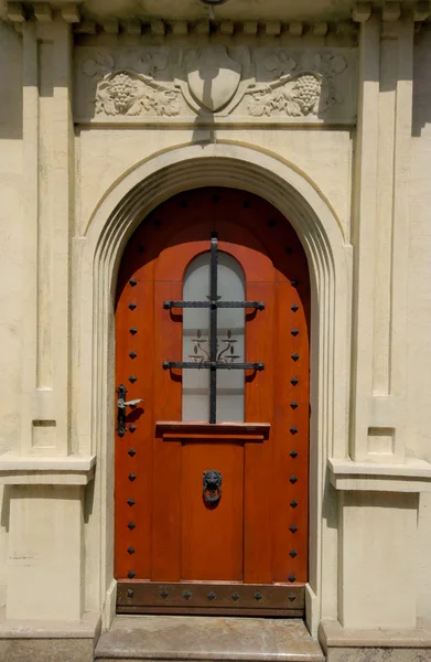 Detalhes arquitetônicos da porta da casa de madeira — Fotografia de Stock