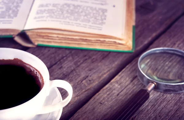 一杯咖啡和一本木制背景的书 — 图库照片