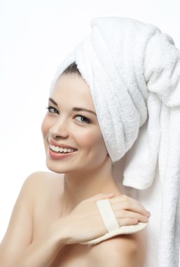 Kafasında havlu olan gülümseyen kadın.