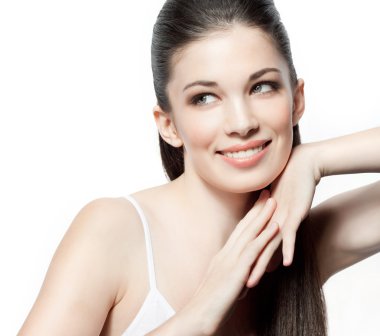 Gülümseyen esmer kadın.