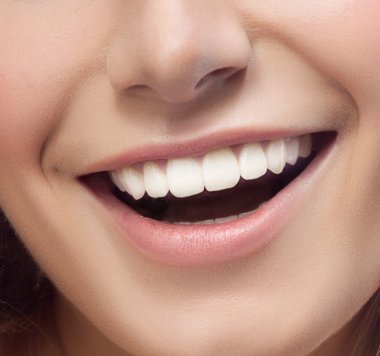 Kadın gülümsemesi