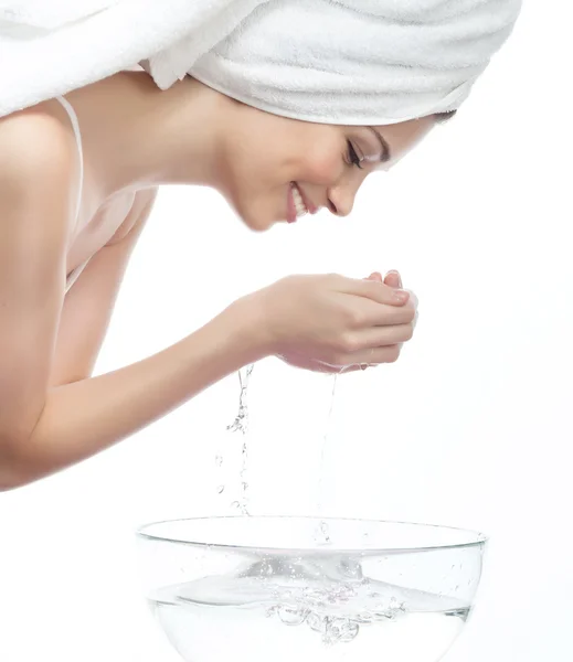 Vrouw is wassen van haar gezicht — Stockfoto