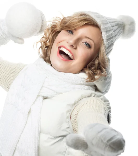 Χαμογελαστή γυναίκα με χιόνι μπάλα — Φωτογραφία Αρχείου