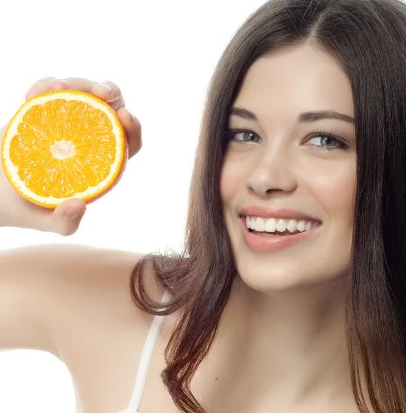 Mulher sorridente com laranja — Fotografia de Stock