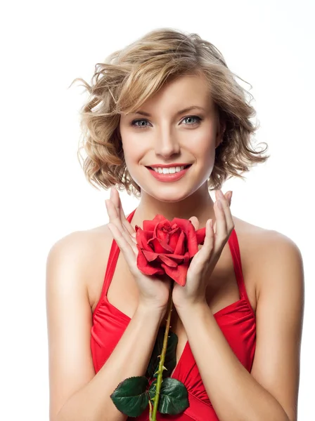 Donna in abito rosso con rosa — Foto Stock