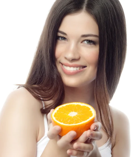 Mujer sonriente con naranja — Foto de Stock