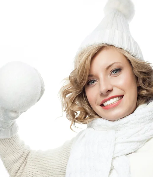 Usmívající se žena s sněhová koule — Stock fotografie