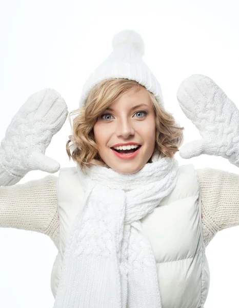 따뜻한 옷에 웃는 여자 — 스톡 사진