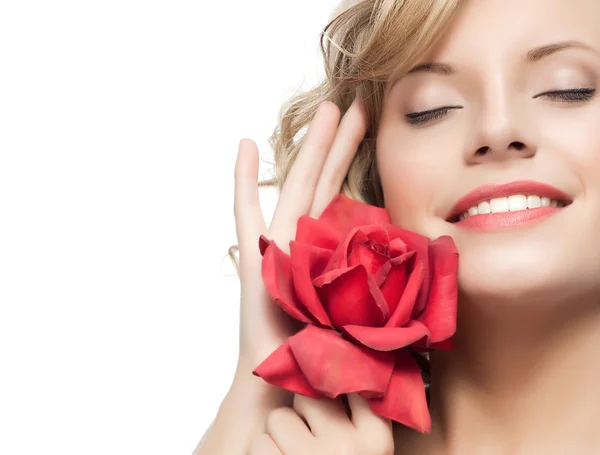 Donna in abito rosso con rosa — Foto Stock