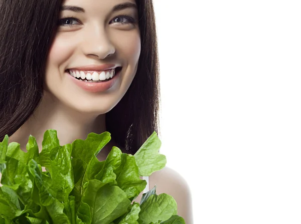 Lächelnde Frau mit Salat — Stockfoto