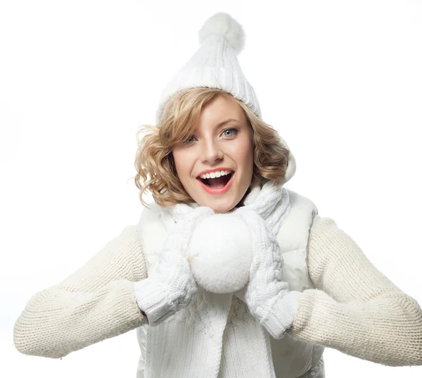 Lachende vrouw met sneeuw bal — Stockfoto