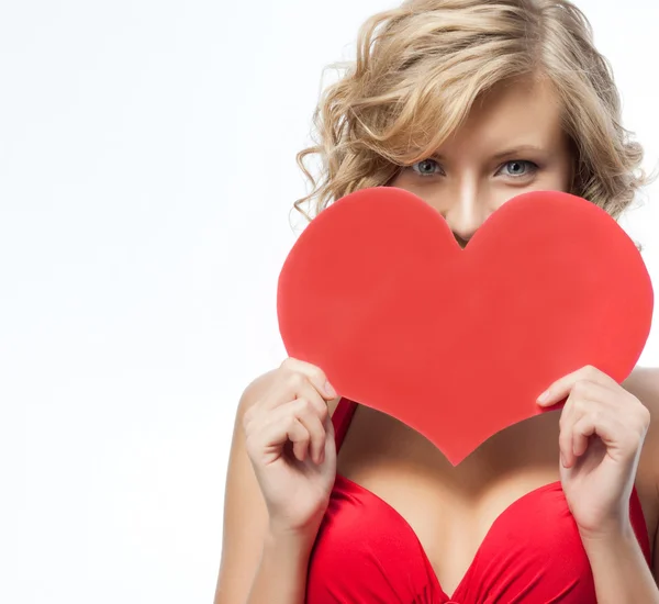 Kvinna i röd klänning med hjärta — Stockfoto