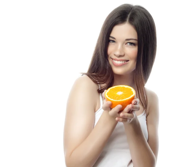 Gülümseyen kadın portakal ile — Stok fotoğraf