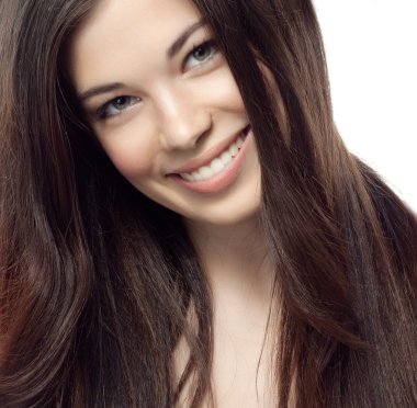 Gülümseyen esmer kadın.