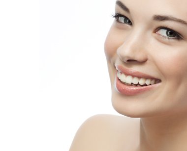 Gülümseyen esmer kadın.