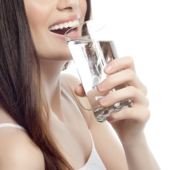 Bardak su ile gülümseyen kadın