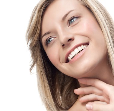 sarışın kadın gülümsüyor