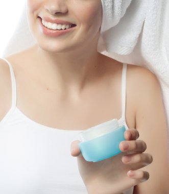 kadın krem uygulamak