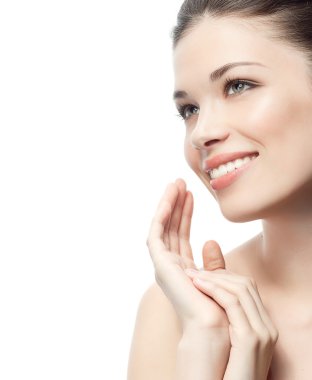 Gülümseyen esmer kadın.