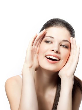 Gülümseyen esmer kadın.