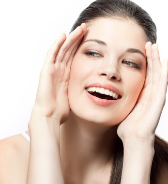 Gülümseyen esmer kadın.