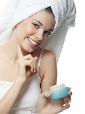 kadın krem uygulamak