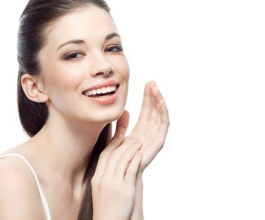 Gülümseyen esmer kadın.