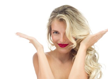 sarışın bir kadın kırmızı dudakları yüzü