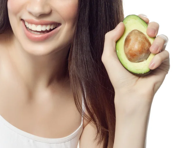 Улыбающаяся женщина с авокадо — стоковое фото