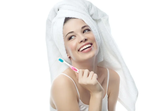 Donna sorridente si sta lavando i denti — Foto Stock