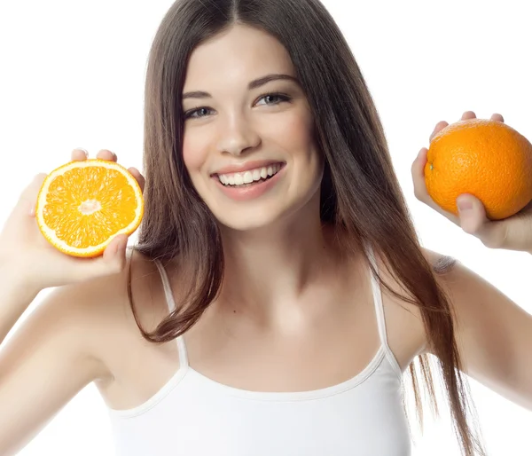 Mujer sonriente con naranja — Foto de Stock