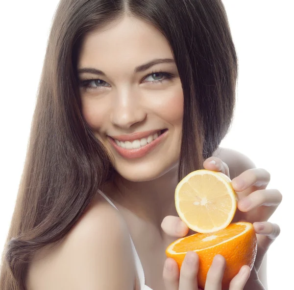 오렌지와 웃는 여자 — 스톡 사진