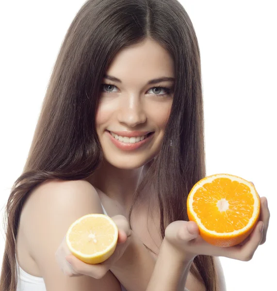 Улыбающаяся женщина с апельсином — стоковое фото