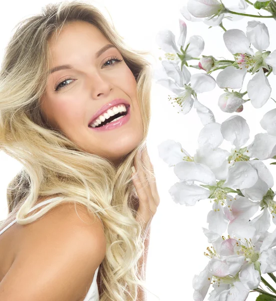 Mujer rubia con flores en flor —  Fotos de Stock