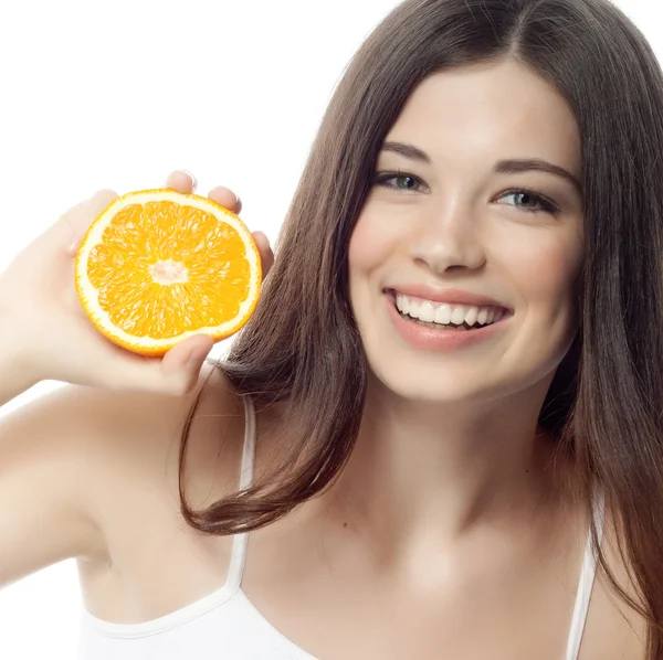 Χαμογελαστή γυναίκα με πορτοκάλι — Φωτογραφία Αρχείου