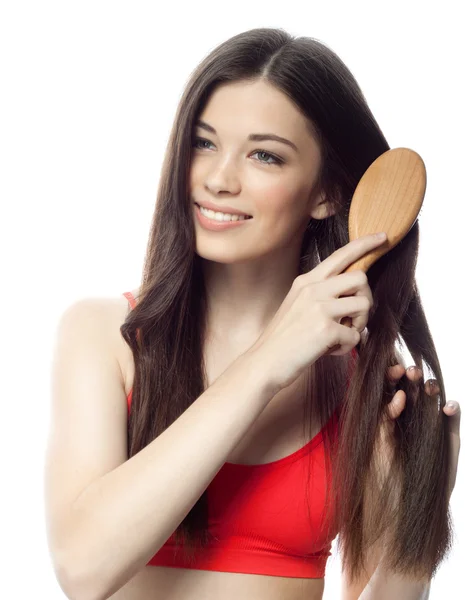 Frau bürstet sich ihre langen Haare — Stockfoto