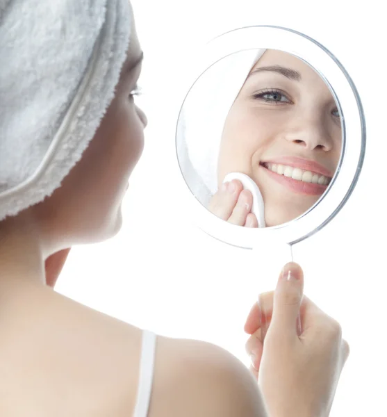 Woman is cleaning her face by cotton disc — Stock Photo, Image