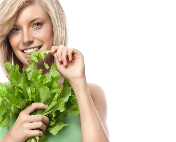 Vrouw is eten salat — Stockfoto